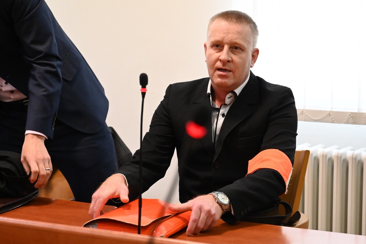 Na snímke neprávoplatne odsúdený Josef Šipoš v pojednávacej miestnosti na Okresnom súde v Trnave v utorok 2. mája 2023. Sudca ho za pestovanie marihuany poslal na 15 rokov do väzenia. Prepadnúť mu má aj majetok.