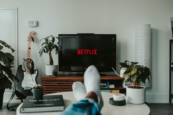 Přijde ti notifikace, že na Netflixu vyšel nový díl tvého oblíbeného seriálu. Co uděláš?