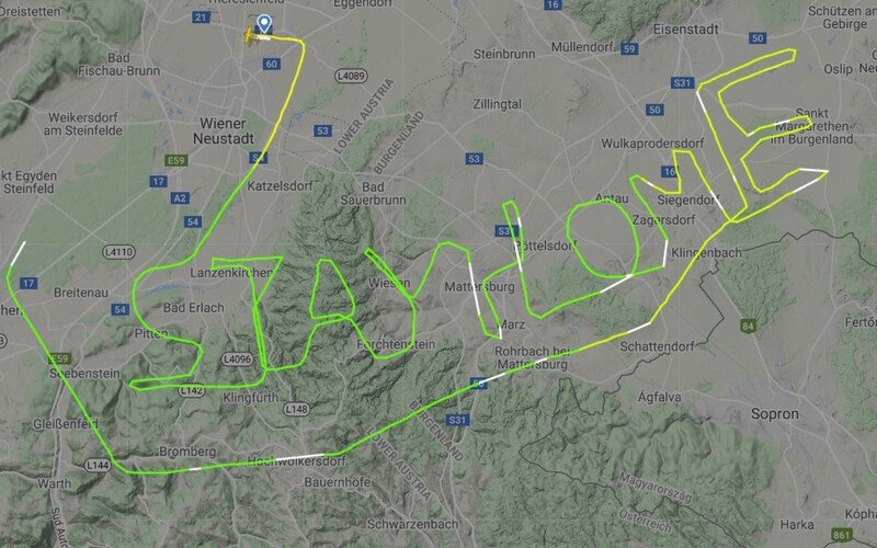 Pilot v Rakousku vytvořil na radaru úžasný nápis. Zůstaňte doma, vzkazuje celému světu.