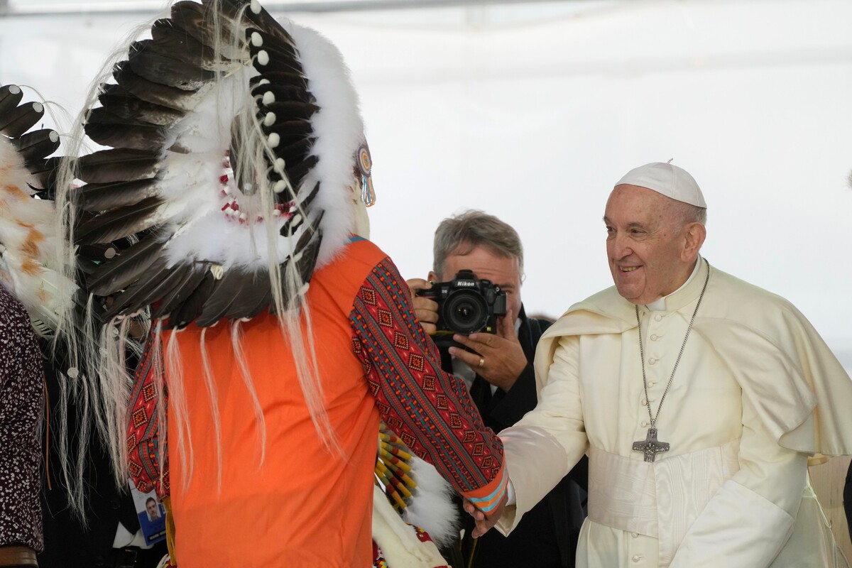 František sa v pondelok 25. júla 2022 stretáva s domorodými komunitami vrátane prvých národov, Metisov a Inuitov v katolíckom Kostole Sedembolestnej Panny Márie v Maskwacis neďaleko Edmontonu v Kanade. 