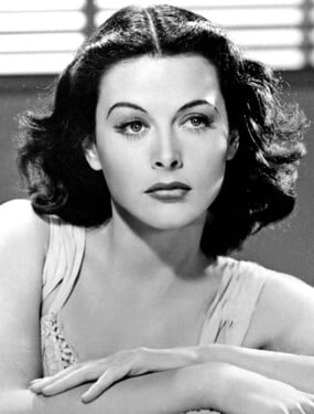 Hollywoodská hvězda Hedy Lamarr, jejíž předkové pocházeli z&nbsp;Moravy, získala v roce 1942 patent na jeden svůj vynález. Co to bylo?