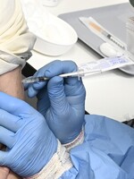 24letý student se mohl registrovat k očkování mezi 80letými důchodci. Našel chybu v systému