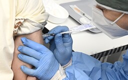 24letý student se mohl registrovat k očkování mezi 80letými důchodci. Našel chybu v systému