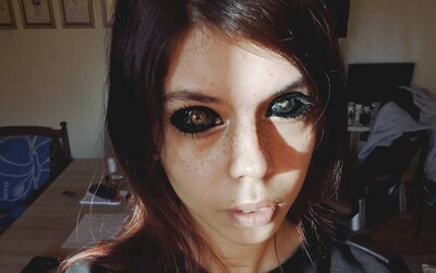 25-ročná Alexandra po tetovaní očí oslepla. Jej tatérovi hrozia 3 roky väzenia