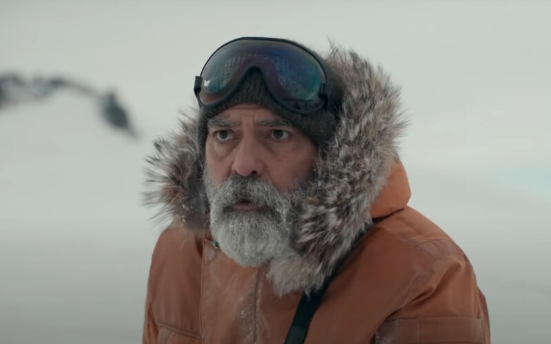 George Clooney je poslední žijící muž na Zemi. Epické sci-fi s cestováním ve vesmíru a katastrofou na planetě uvidíme na Netflixu.