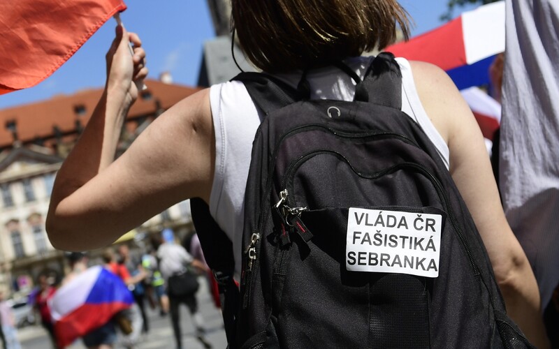 V Praze protestovalo přes tisíc demonstrantů. Chtěli demisi vlády Petra Fialy.