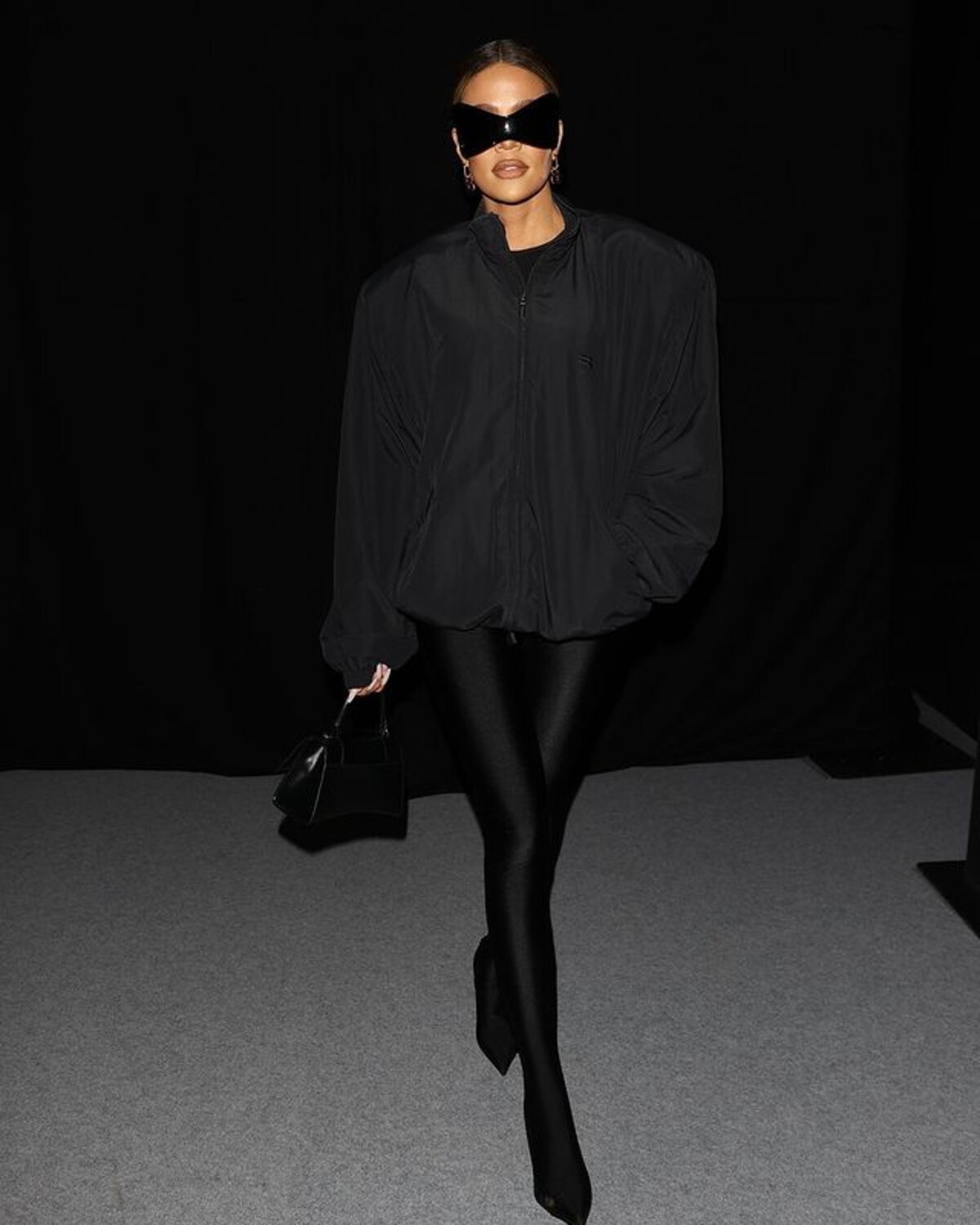 Khloé Kardashian predviedla na prehliadke Balenciaga avantgardný model slnečných okuliarov.