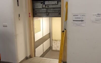 Aktuálně: V pražské Fakultní nemocnici Bulovka spadl výtah se 13 lidmi do šachty. Maximální kapacita byla 6 osob.