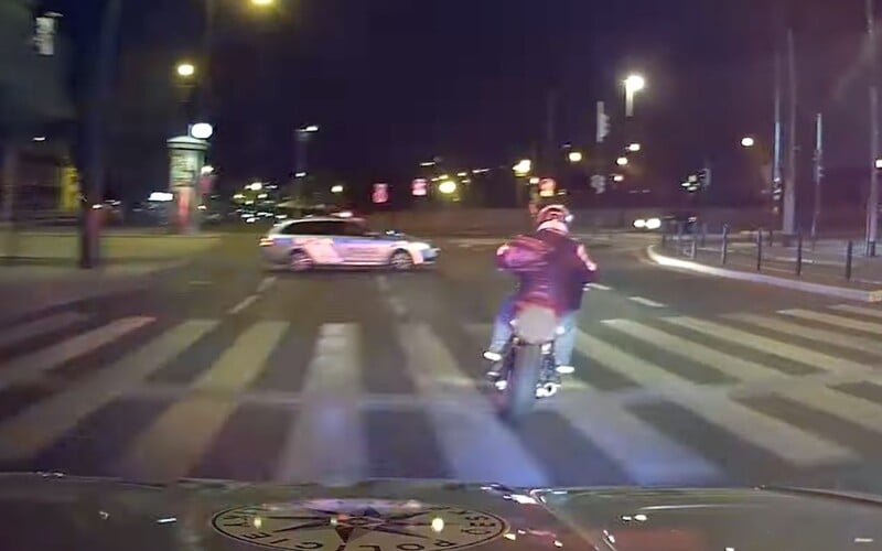 VIDEO: Policisté honili po Praze motorkáře se zákazem řízení a pod vlivem drog.