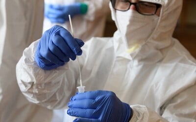 Čeští vědci představili nový druh testů na Covid-19. Zapomeň na šmátrání v nose, stačí kloktat.