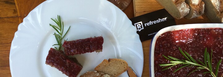 REFRESHER recept: Lehký letní oběd aneb paštika s bylinkami a brusinkami