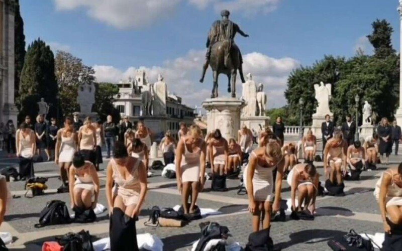 Letušky se v centru Říma svlékly do spodního prádla. Protestovaly proti pracovním podmínkám.