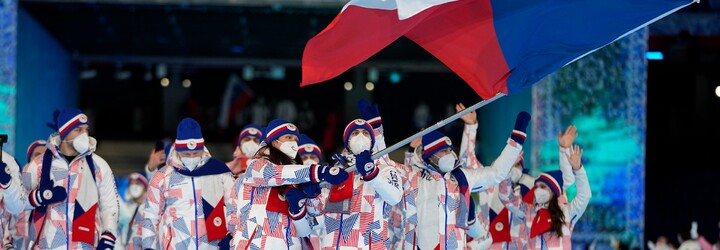 Vousaté respirátory à la Samková a Hrubec před televizí. Takto vypadalo české vystoupení na zahájení olympijských her