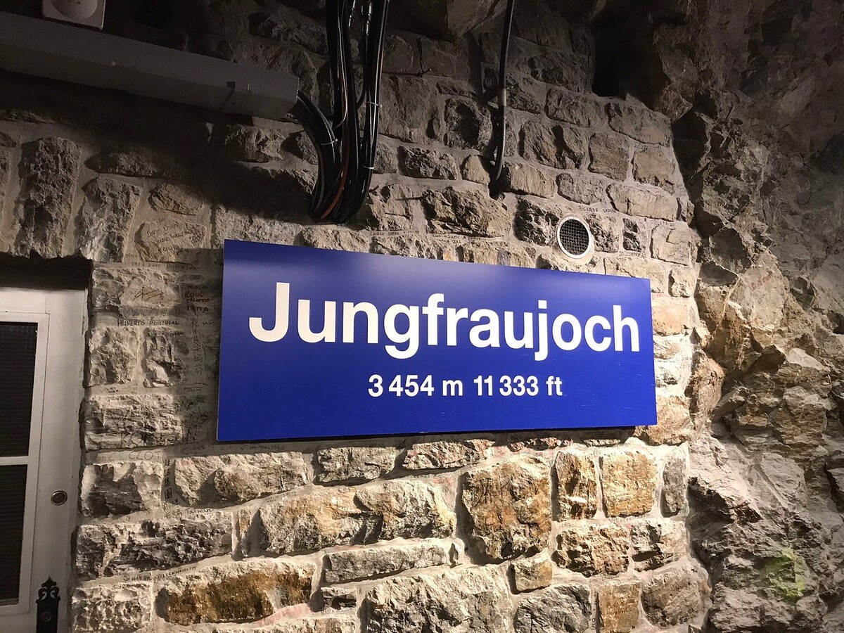 Vo švajčiarskych horách sa nachádza najvyššie položená vlaková stanica, Jungfraujoch, ktorú nazývajú aj vrcholom Európy. 