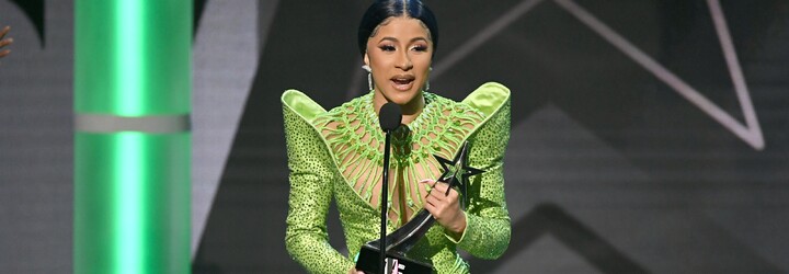 Cardi B jako mohutný leguán nebo Rihanna v all black outfitu. Co měly oblečené celebrity na BET Awards 2019?