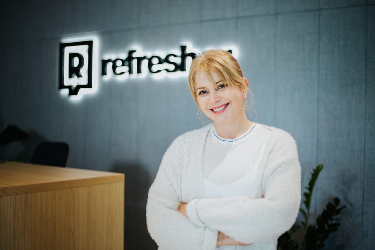 Herečka Zuzana Vačková pózuje pred logom Refresheru.