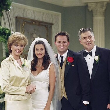 Chandlerovou životní láskou se stala Monica. Vzpomínáš si, kdo je na svatbě oddával?