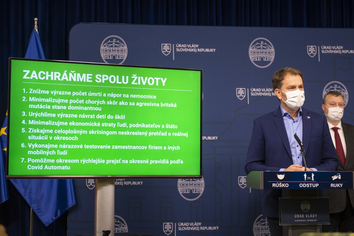 Na snímke uprostred premiér Igor Matovič (OĽaNO) a vpravo minister práce, sociálnych vecí a rodiny SR Milan Krajniak (Sme rodina) počas tlačovej konferencie po skončení mimoriadneho rokovania vlády v Bratislave v nedeľu 17. januára 2021.