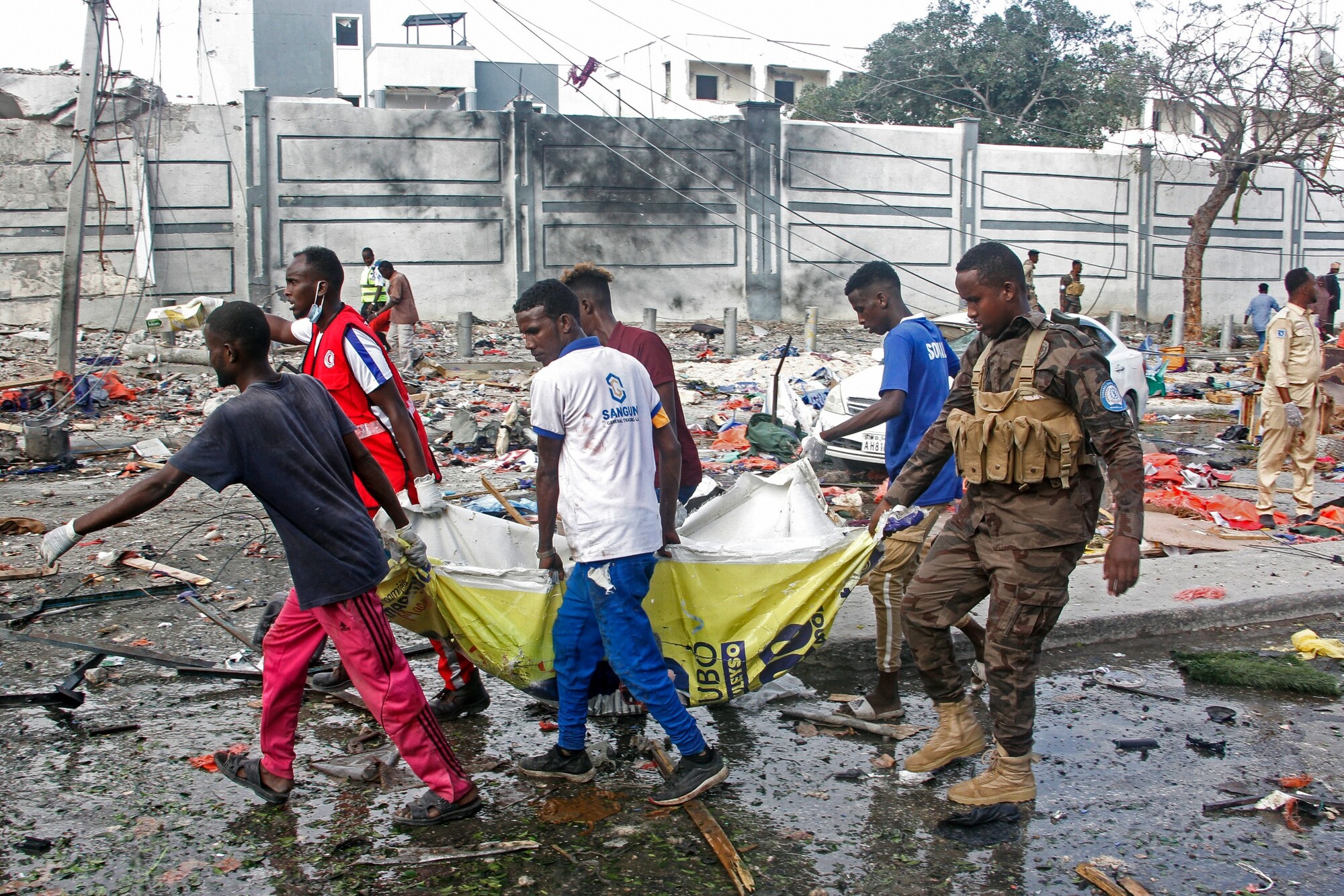 Záchranári nesú telo obete bombového útoku v somálskom hlavnom meste Mogadišo. (29. októbra 2022)