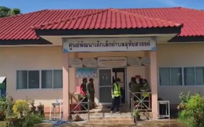 Ozbrojený muž začal strieľať v priestoroch škôlky v Thajsku, zomrelo minimálne 30 ľudí vrátane detí.