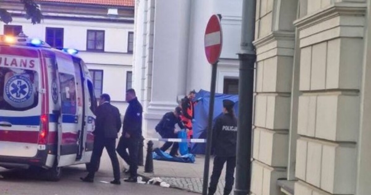 Muž zaútočil sekerou na Varšavské univerzitě. Jedna žena přišla o život