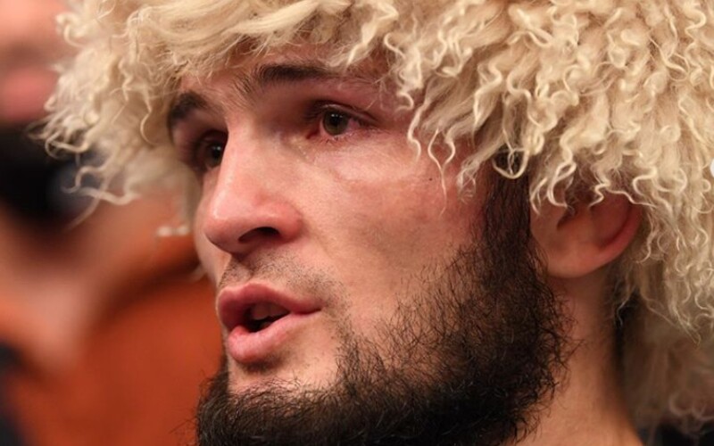 Khabib Nurmagomedov bojoval aj s dolámanou nohou. Nikomu o zranení nepovedal, lebo si chcel uctiť výhrou otca.