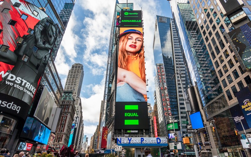 Česká zpěvačka se objevila na Times Square. Nadějná Annabelle je tváří kampaně služby Spotify.