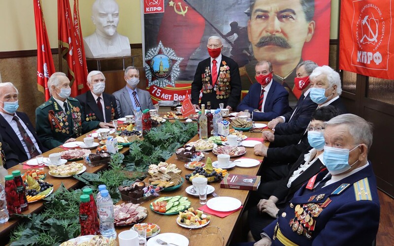 Bizarná fotka ruských komunistov večerajúcich so Stalinom a Leninom za chrbtom obletela internet.