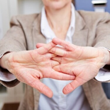 Pukanie prstov nemá súvis so vznikom kĺbových ochorení