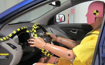 Crash testy využívají pouze mužské figuríny. Nejspíš i proto ženy častěji umírají při autonehodách, vyplývá ze studie.