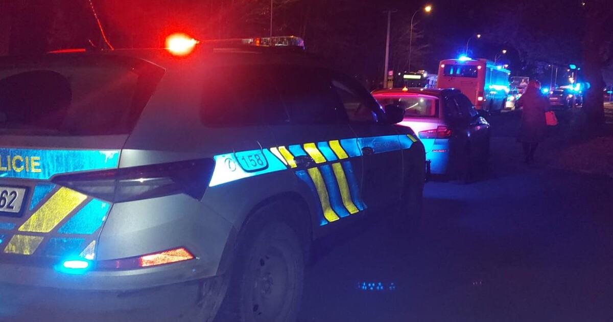 Tragická nehoda v Praze. Policejní auto v noci srazilo chodce, na místě zemřel