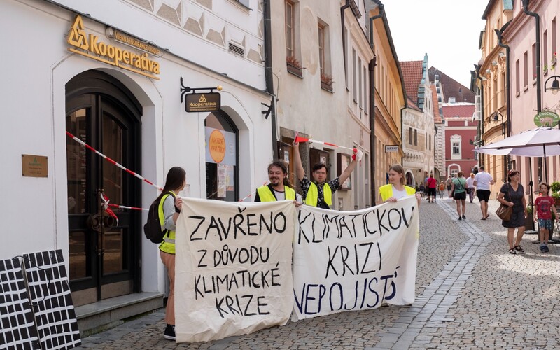 Zastavme špinavé prachy: Klimatičtí aktivisté protestují před pojišťovnami po celém Česku.