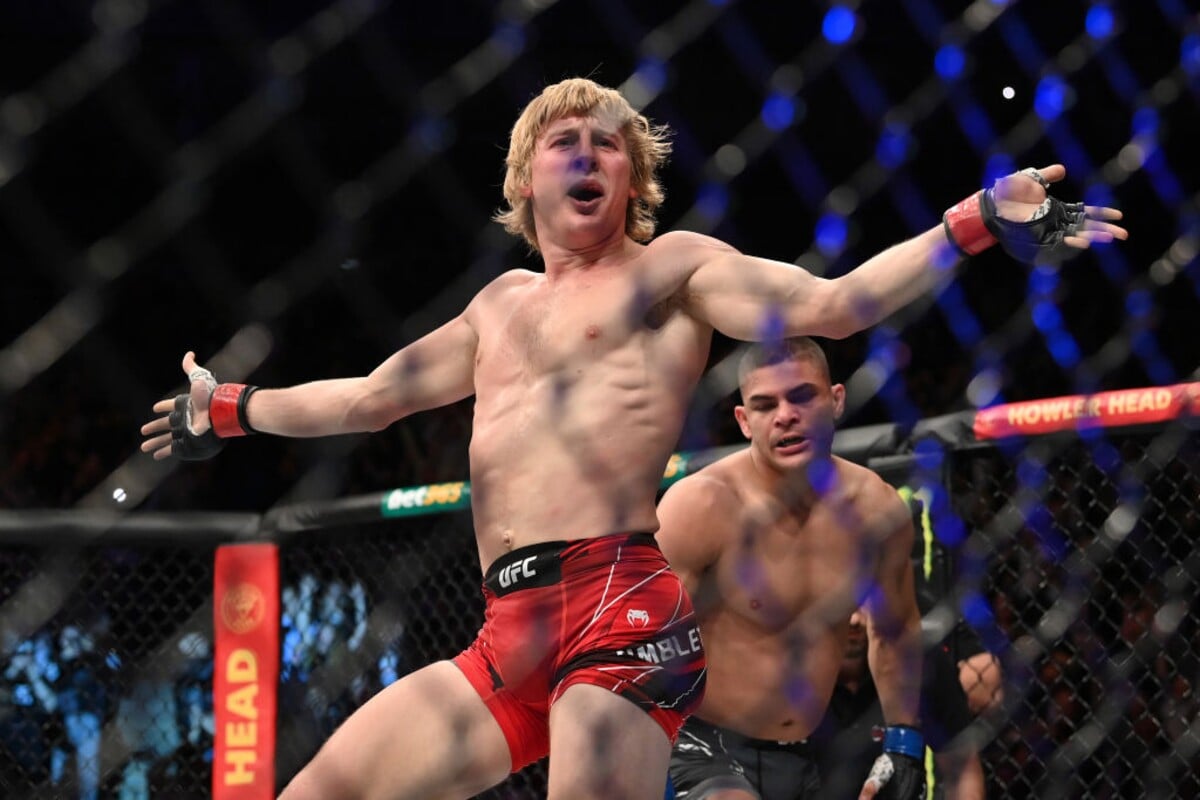 Paddy Pimblett slaví výhru nad Kazulou Vargasem na turnaji UFC Fight Night: Volkov vs. Aspinall v londýnské O2 Areně 19. března 2022.