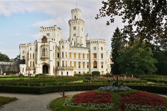 Začneme zlehka. Tento zámek se stal domovem mnoha českých pohádek. Natáčela se tu třeba Pyšná princezna nebo Šípková Růženka.   