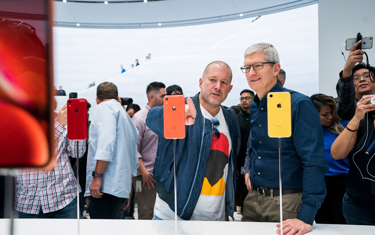 Dizajnér Jony Ive a riaditeľ spoločnosti Apple Tim Cook pri uvedení modelu iPhone Xr.