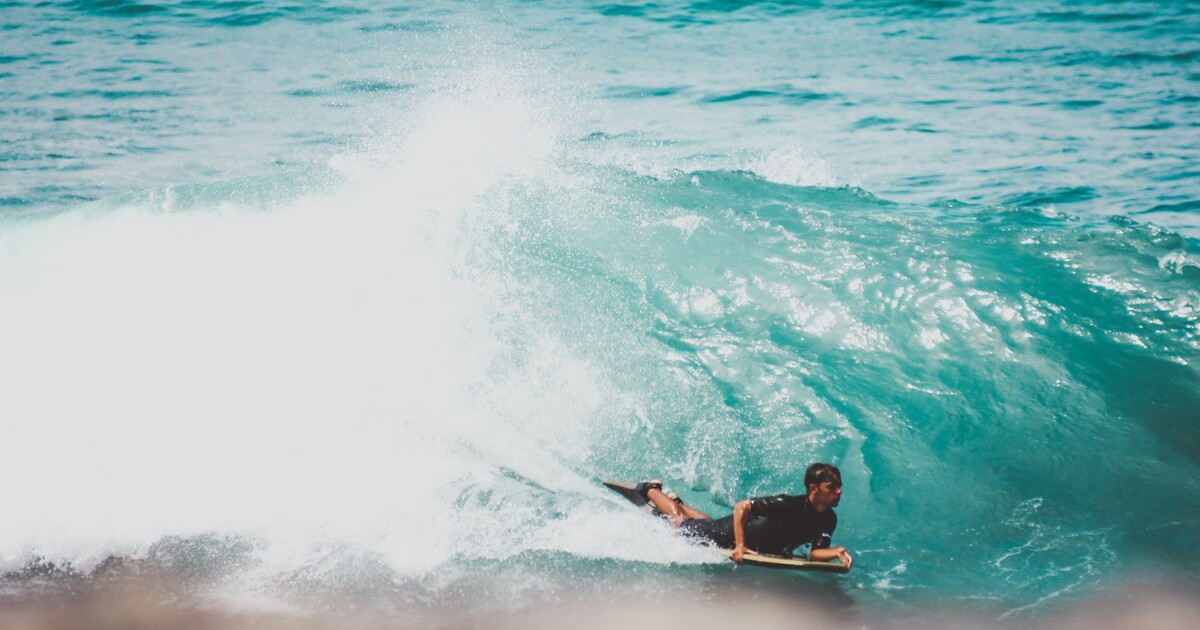 Australan pokořil rekord v surfování. Na vlnách strávil bez pauzy přes třicet hodin