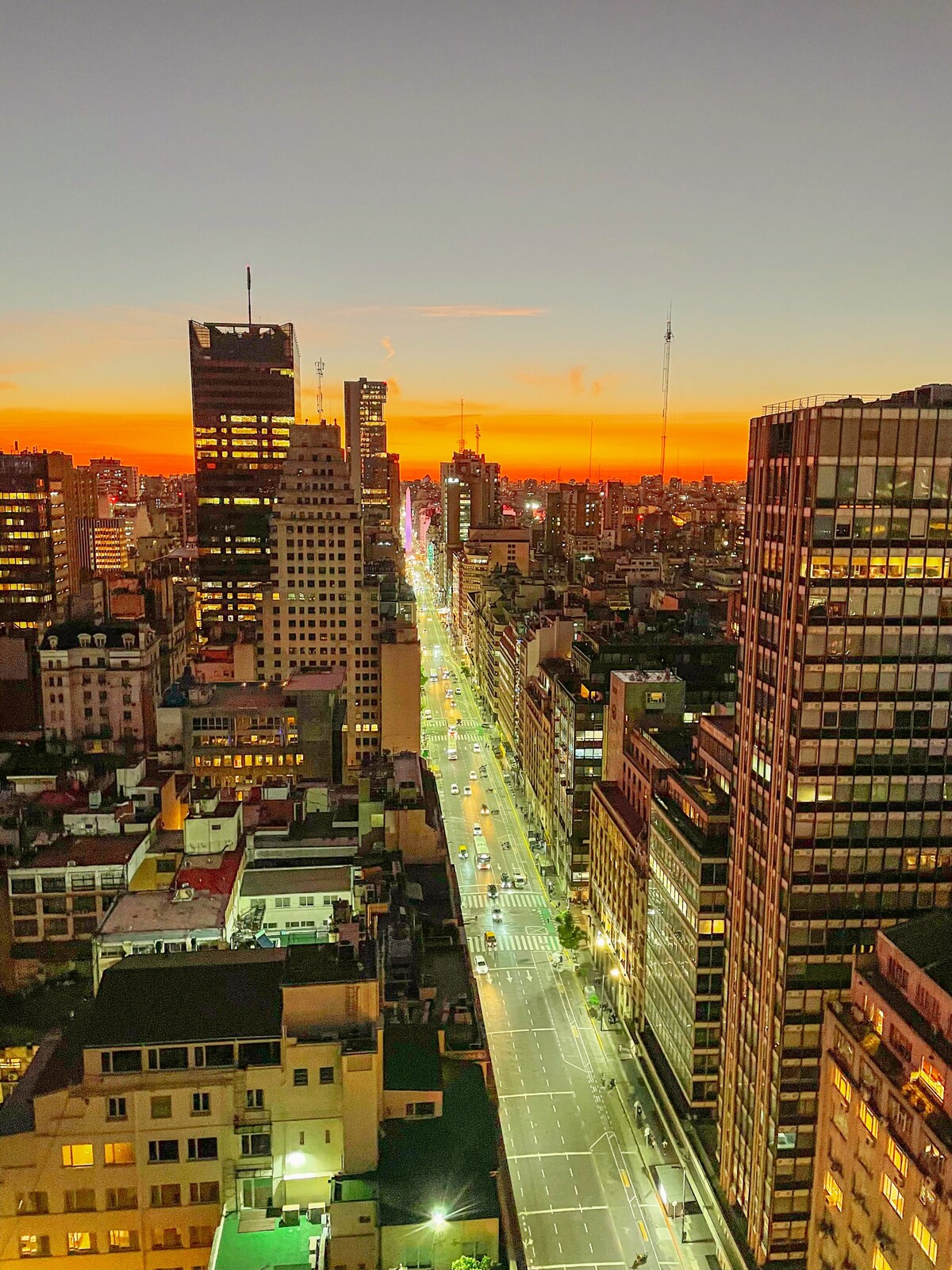 Západ slnka nad Buenos Aires.