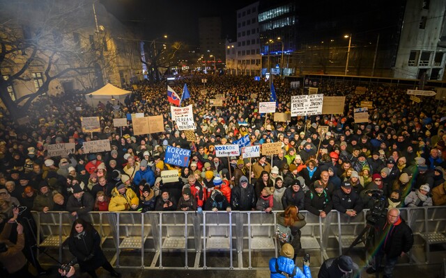 FOTO: Na celom Slovensku práve prebiehajú hromadné protesty. „Fico do basy,“ skandujú ľudia