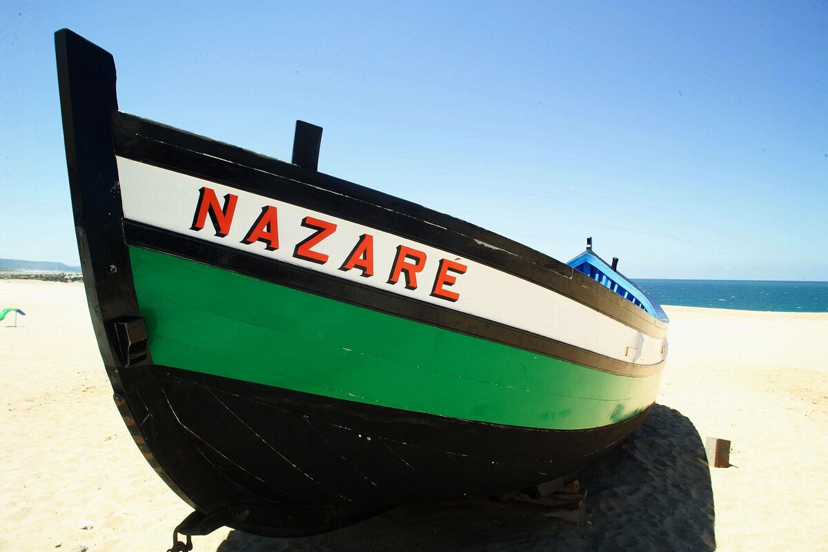 Typické loďky, ktoré môžeš nájsť na pláži Praia de Nazare v Portugalsku. 