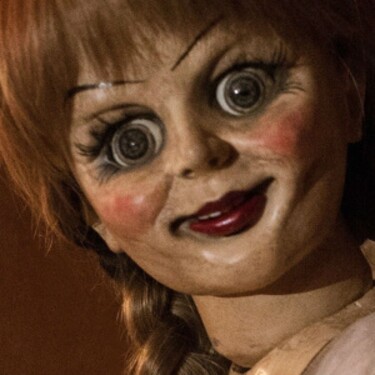 Do čeho byla oblečená panenka, kterou dal John Form své ženě? (Annabelle)