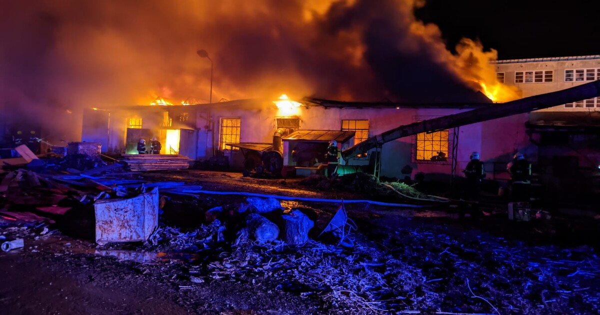 V Čelákovicích u Prahy hoří hala na zpracování dřeva, na místě zasahuje přes 100 hasičů