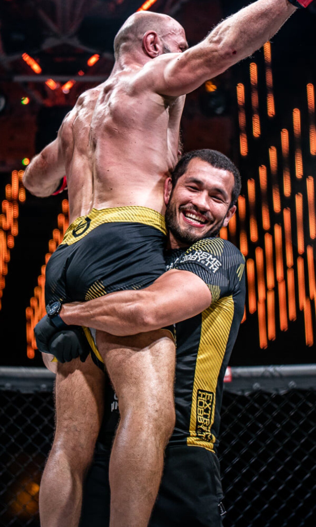 Uzbecký bojovník Muradov začal profesionální kariéru v Česku a patří mezi nejslavnější domácí bojovníky. Po návratu do Oktagonu se z něj stal adept na možného budoucího šampiona.