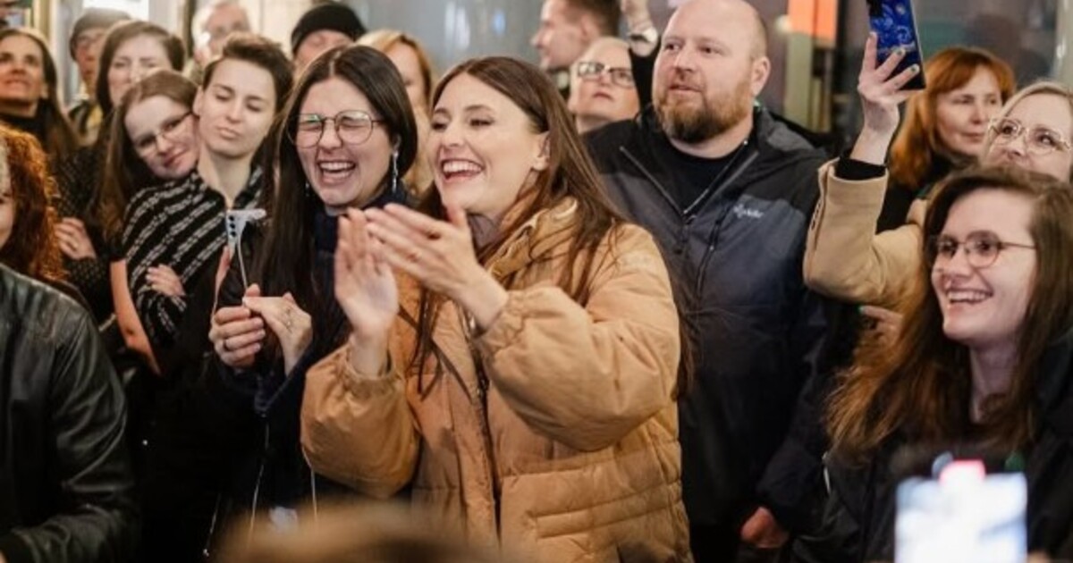 VIDEO: Koncert Kateřiny Marie Tiché zrušili kvůli nahlášené bombě. Tak fanouškům zazpívala na ulici