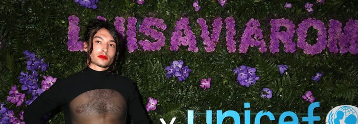 Žena, kterou měli Ezra Miller napadnout, promluvila. „Škrtili mě a křičeli, jestli se chci pobít,“ řekla