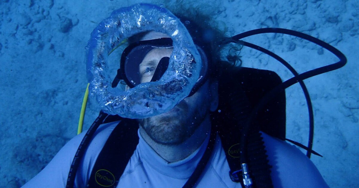 Americký profesor zlomil světový rekord v čase prožitém pod vodou. Vynořit se ale ještě nechce