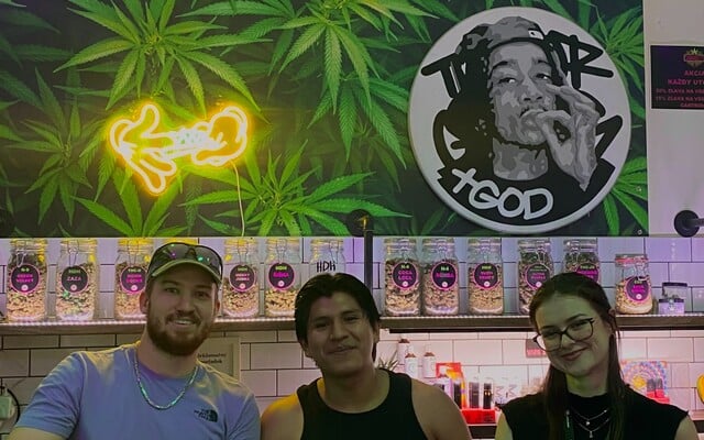 Navštívili sme nový „coffee shop“ v Bratislave. Takto vyzerá miesto, kde si môžeš kúpiť CBD a sadnúť do chill zóny