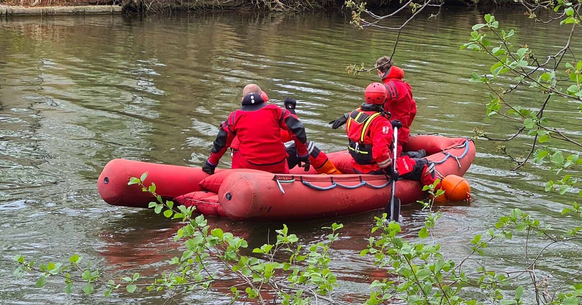V bývalém lomu na Brněnsku se utopil muž. Otužilec chtěl proplavat pod ledem