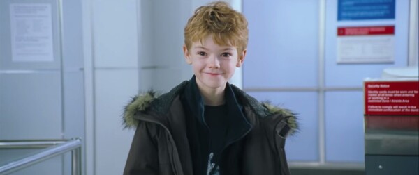 Thomas Brodie-Sangster se jako dítě objevil v kasovním trháku Láska nebeská. Hrál chlapce, který chtěl zapůsobit na spolužačku tím, že ji bude doprovázet na hudební nástroj během vánočního koncertu. Na jaký nástroj se malý Sam kvůli Joanně učil?