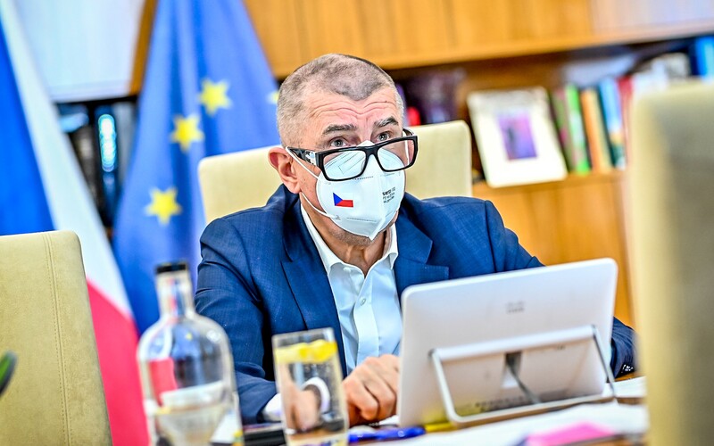 Babiš navrhne pro studenty udělení úřední maturity. Známky by se jim přidělily podle dosavadního prospěchu.