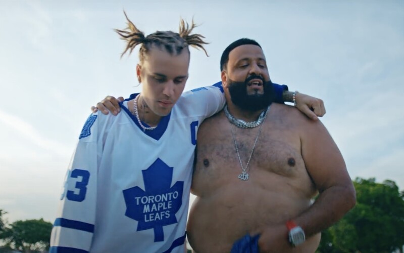 Justin Bieber je nový golfový talent. V novém klipu DJe Khaleda si to rozdal s 21 Savagem.